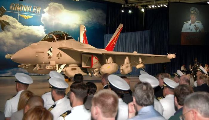 Vì vậy, câu hỏi quan trọng có lẽ không phải là EA-18G Growler sẽ bay đến năm nào, mà là những năng lực mà Growler đang sở hữu được duy trì bằng nền tảng nào.