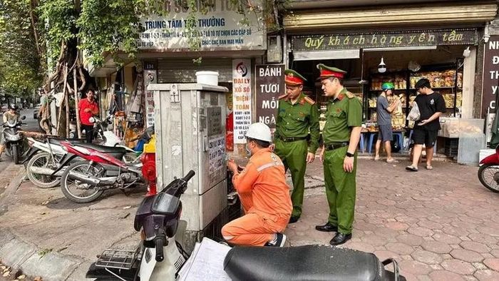 Công an xã Thanh Trì phối hợp với nhân viên điện lực bóc, gỡ tờ rao vặt, tháo dỡ biển quảng cáo treo không đúng quy định