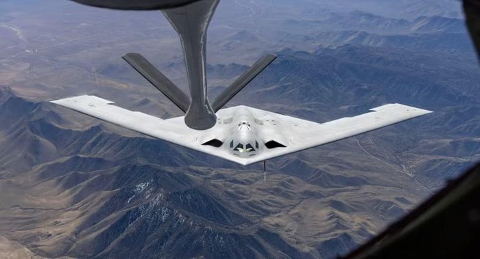 Tuy nhiên, khả năng kết nối với UAV hay các nền tảng cụ thể không nên được hiểu là B-21 đã công khai chứng minh năng lực điều khiển một loại máy bay không người lái cụ thể. Đây vẫn là một hướng phát triển trong kiến trúc tác chiến tương lai.