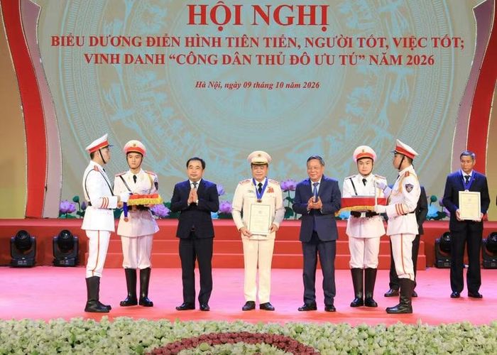 Bí thư Thành ủy Trần Đức Thắng và Phó Bí thư Thành ủy Nguyễn Văn Phong trao Danh hiệu “Công dân Thủ đô ưu tú'” cho Trung tướng Nguyễn Thanh Tùng
