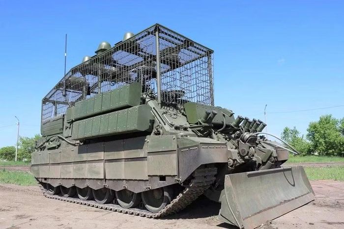 Xe bọc thép cứu hộ BREM-80 còn được tăng cường khả năng bảo vệ chống lại đạn xuyên giáp, máy bay không người lái và mảnh đạn pháo thông qua những lớp giáp bổ sung.