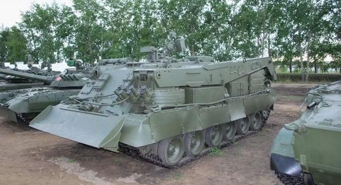 Để dọn dẹp đường sá, tạo lối đi và cố định xuống đất khi làm việc với tời kéo, xe bọc thép cứu hộ BREM-80 được trang bị lưỡi ủi, đây là một trong những thành phần quan trọng nhất.