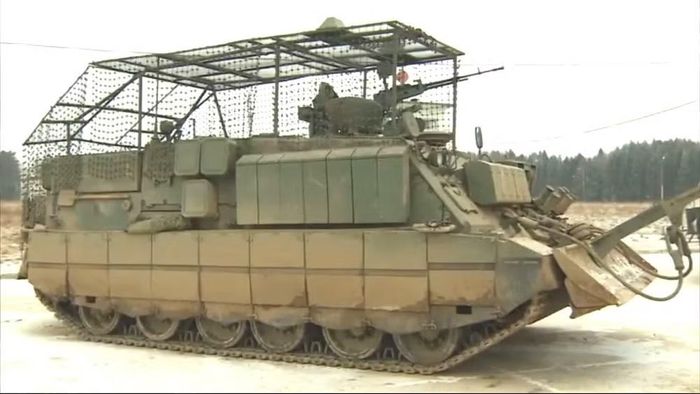 BREM-80 được chế tạo trên khung gầm xe tăng T-80 với động cơ turbine khí. Động cơ này có thể khởi động ở nhiệt độ xuống đến -40°C chỉ trong vài phút - một tính năng giúp xe hoạt động hiệu quả trong mọi điều kiện khí hậu, kể cả vùng Bắc Cực.