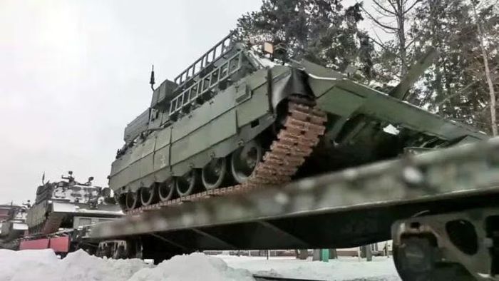 "BREM-80 nâng cấp cho phép kíp lái di tản thiết bị hư hỏng mà không cần lộ diện", nhà sản xuất giải thích trong lễ bàn giao và nói thêm nguy cơ thương vong trong quá trình cứu hộ đã giảm đi đáng kể.