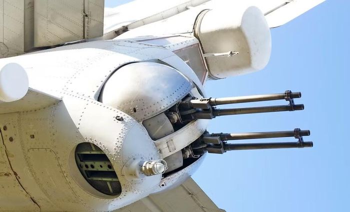 Ở phía bên kia, Mỹ cũng duy trì một lực lượng tương tự với B-52. Oanh tạc cơ B-52 được đưa vào trực chiến từ giữa thập niên 1950 và trở thành một thành phần quan trọng của lực lượng răn đe hạt nhân Mỹ.