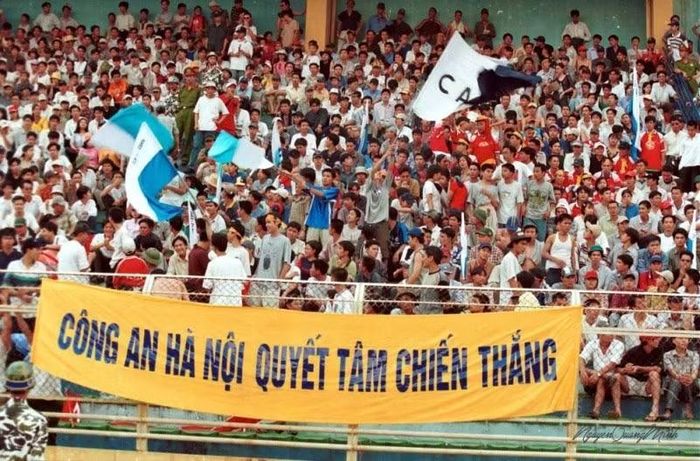 Cổ động viên Câu lạc bộ Công an Hà Nội ngồi kín trên khán đài sân vận động Hàng Đẫy (Ảnh: Quang Minh)