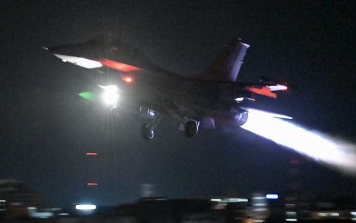 Tiêm kích F-16V và tiêm kích tàng hình J-20 thuộc 2 thế hệ thiết kế khác nhau. J-20 được phát triển theo hướng giảm diện tích phản xạ radar, trong khi F-16V là phiên bản nâng cấp sâu từ một thiết kế tiêm kích ra đời từ thập niên 1970.