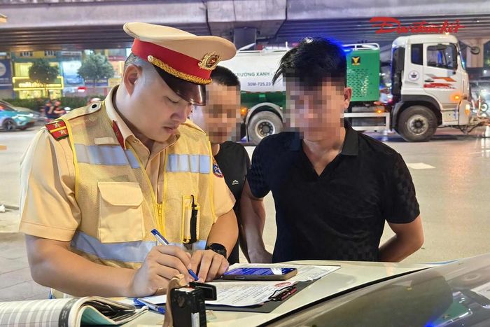 Lực lượng CSGT khuyến cáo các chủ phương tiện, tài xế chấp hành nghiêm quy định về trật tự, an toàn giao thông; không tự ý thay đổi kết cấu, lắp đặt thêm thiết bị chiếu sáng, còi không đúng quy định và phải bảo đảm vật liệu xây dựng được vận chuyển an toàn, không để rơi vãi ra đường.