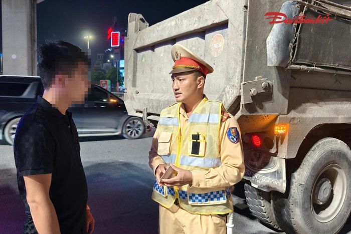 Cùng với việc kiểm tra hệ thống chiếu sáng, tổ công tác còn phát hiện phương tiện có dấu hiệu làm rơi vãi vật liệu xây dựng trong quá trình lưu thông.