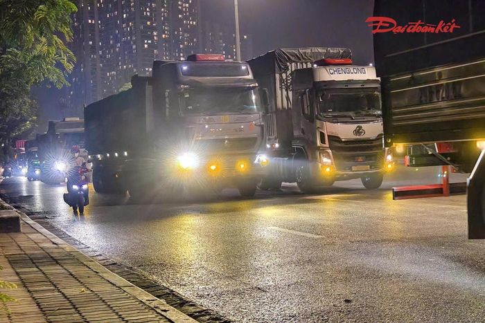 Một trường hợp khác là xe tải do anh N.V.H (SN 1986, trú tỉnh Ninh Bình) điều khiển, phía trước cabin lắp thêm cả chùm đèn chiếu sáng. Tài xế giải thích xe thường xuyên đi qua những đoạn đường tối nên cần bổ sung ánh sáng để quan sát.