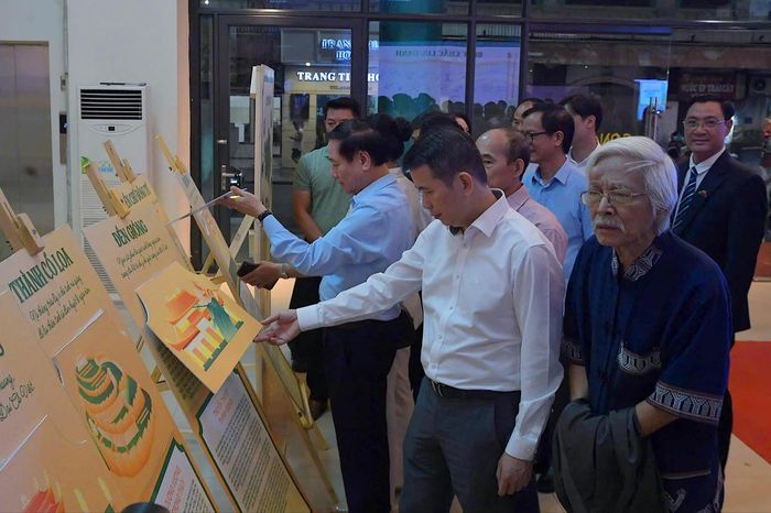 Với chủ đề “Lưu - Khắc - Vang” những câu chuyện về di tích, danh nhân và các dấu ấn lịch sử được giới thiệu qua hình ảnh, tư liệu, hiện vật và hoạt động tương tác.