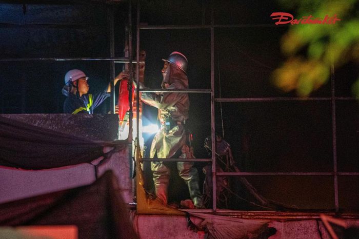 Theo thông tin ban đầu, khi phát hiện vụ cháy, người dân xung quanh đã hô hoán, thông báo cho những người có mặt bên trong cửa hàng nhanh chóng thoát ra ngoài, đồng thời gọi điện báo lực lượng chức năng.