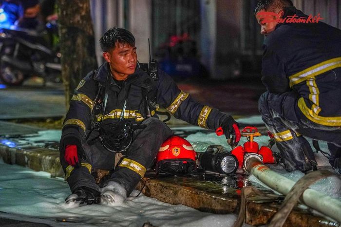 Hạ sĩ Nguyễn Văn Hải (Đội Cảnh sát chữa cháy và CNCH khu vực 11) cùng đồng đội tạm nghỉ sau khi dập tắt hỏa hoạn. Điều mừng nhất của các anh là đám cháy không có thiệt hại về người, lực lượng làm nhiệm vụ cũng khống chế được và không bị cháy lan.