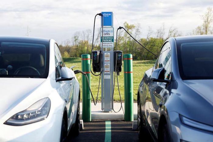 Các xe điện đang sạc tại bãi đậu xe của nhà máy Ultium Cells ở Lordstown, Ohio, Hoa Kỳ. Nguồn: Reuters.