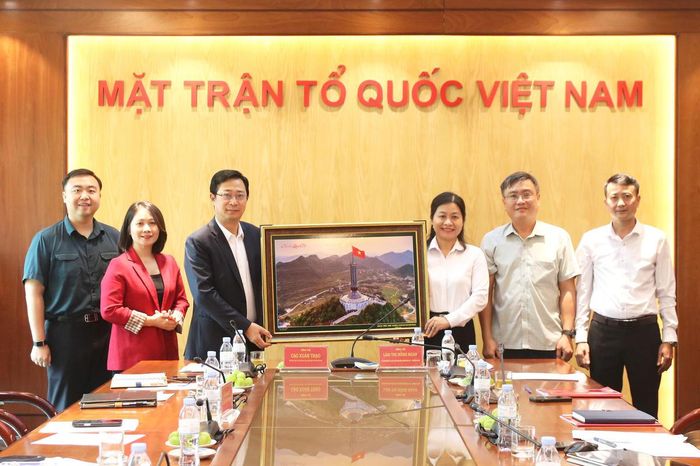 Phó Chủ tịch Cao Xuân Thạo nhận quà lưu niệm từ Đoàn đại biểu Đảng ủy xã Kiên Đài.