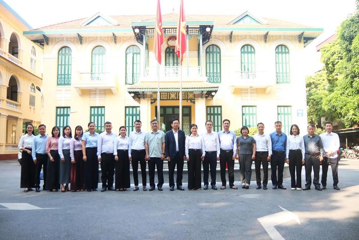 Phó Chủ tịch Cao Xuân Thạo chụp ảnh lưu niệm cùng Đoàn đại biểu Đảng ủy xã Kiên Đài.