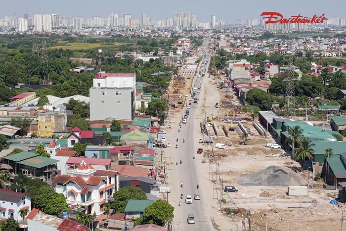 Ông Vũ Mạnh Tuấn, Phó Giám đốc Ban Quản lý dự án đầu tư xây dựng công trình giao thông Hà Nội cho biết, toàn dự án có diện tích giải phóng mặt bằng 105,872ha. Đến nay, cả 7 phường, xã đều hoàn thành và bàn giao 100% mặt bằng. Tiến độ thi công đạt khoảng 23,3%, các nhà thầu đang triển khai nền đường, hào kỹ thuật và nhiều hạng mục tại các vị trí đủ điều kiện.