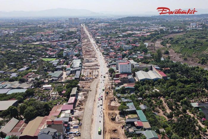 Dự án nâng cấp, mở rộng Quốc lộ 6 đoạn Ba La - Xuân Mai được khởi công từ tháng 12/2022, có chiều dài khoảng 21,7km, điểm đầu tại phường Yên Nghĩa và điểm cuối ở xã Xuân Mai. 