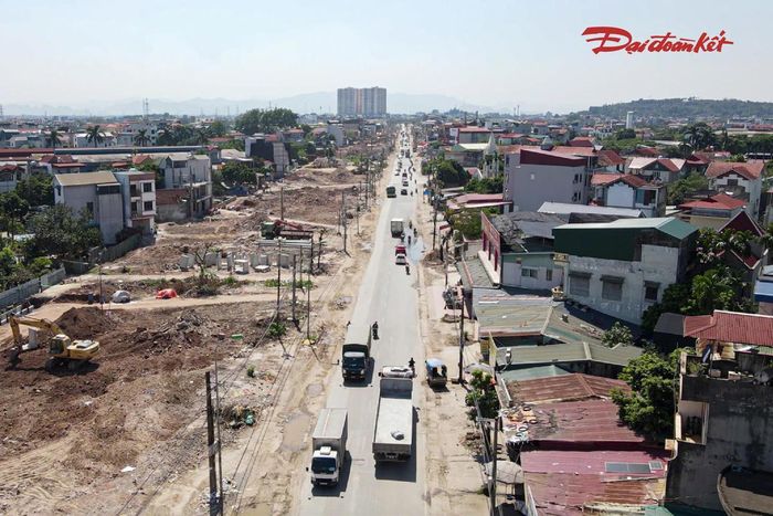 Hệ thống điện cũng đang được di dời, thay thế các cột cũ bằng cột mới để phục vụ quá trình mở rộng tuyến đường.