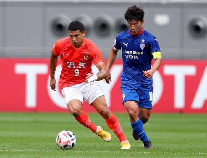 Tiền đạo gốc Brazil Elkeson de Oliveira Cardoso (Ngải Khắc Sâm) thi đấu dưới màu áo đội tuyển quốc gia Trung Quốc. Ảnh: Reuters, Tân Hoa Xã.