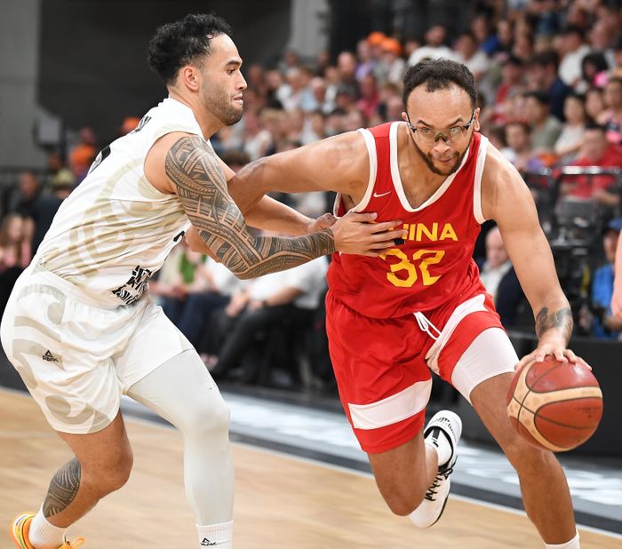 Cầu thủ nhập tịch Kyle Anderson - Lý Khải Nhĩ (phải) thi đấu cho đội tuyển bóng rổ Trung Quốc trong trận gặp Đức ngày 12/8/2023. Ảnh: Tân Hoa Xã.