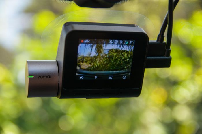 Tùy nhu cầu, người dùng có thể chọn mua camera hành trình phổ thông hoặc loại cao cấp tích hợp đa tính năng. Ảnh: Vĩnh Phúc.