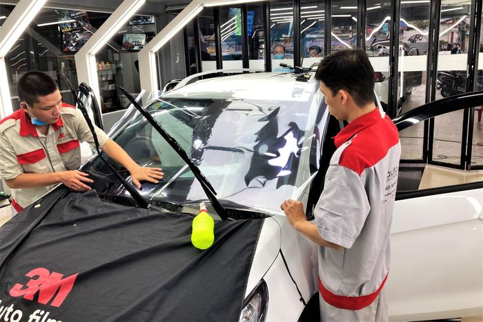 Một tấm phim cách nhiệt tốt sẽ giúp không gian khoang lái trở nên thoải mái hơn khi thời tiết nắng nóng. Ảnh: Vĩnh Phúc.