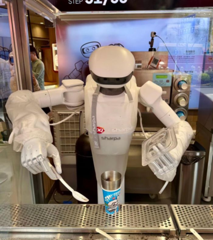Robot hình người làm kem. Ảnh: TMTPost.