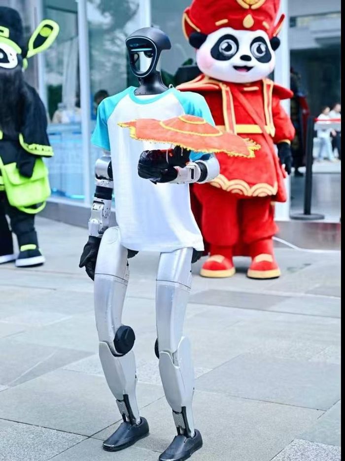 "Nhân viên" chạy bàn robot tại quán trà sữa. Ảnh: TMTPost.