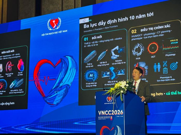 GS.TS Phạm Mạnh Hùng, Chủ tịch Hội Tim mạch học Việt Nam báo cáo tại hội nghị. Ảnh: BTC.