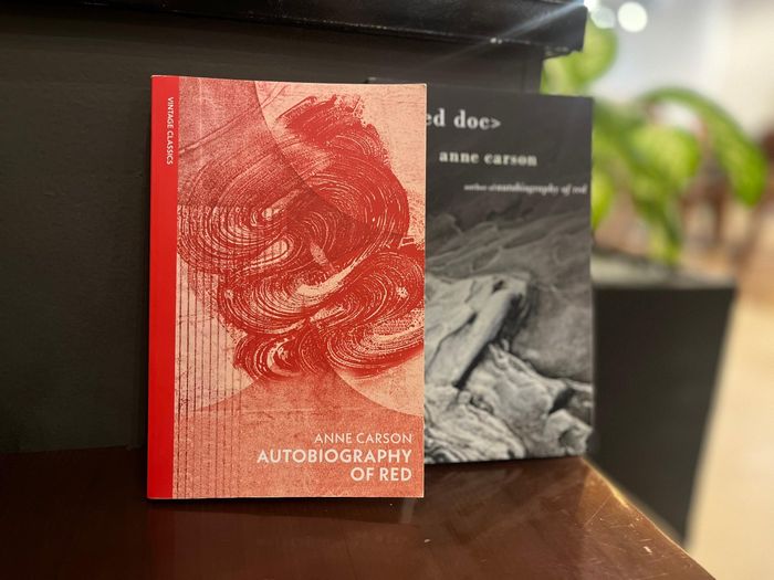  Hai trong số nhiều tác phẩm làm nên tên tuổi Anne Carson. Ảnh: Minh Hùng. 