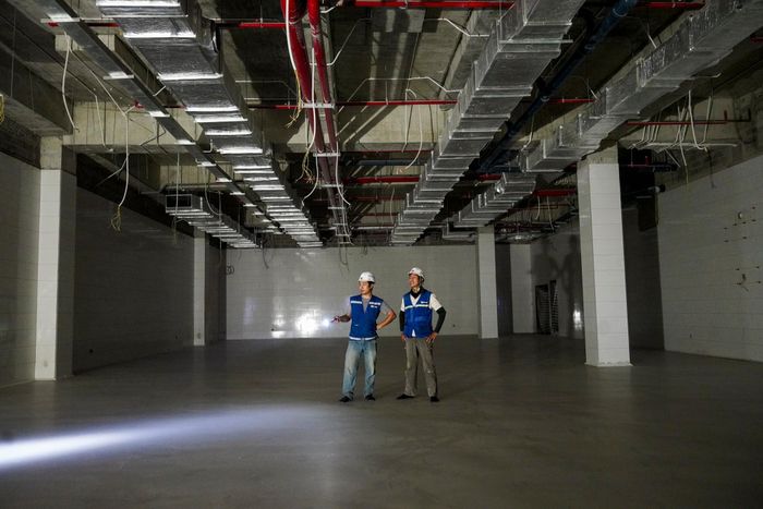 Tầng 1 còn có hệ thống máy rửa, kho đông, kho lạnh bảo quản rau củ quả và kho khô. Trong ảnh là kho khô cơ bản hoàn tất phần xây dựng, chỉ còn chờ lắp đặt một số đường ống và thiết bị lưu trữ.