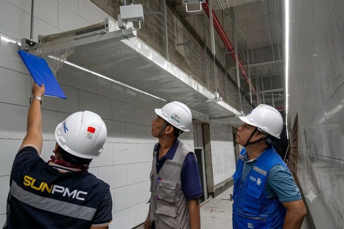 Sau khi chế biến, các khay suất ăn được vận chuyển bằng xe chuyên dụng qua tuyến đường kết nối trực tiếp với sân đỗ Cảng hàng không quốc tế Phú Quốc. Ở chiều ngược lại, khay và dụng cụ sau chuyến bay được đưa về nhà máy theo luồng riêng để phân loại, vệ sinh và tái sử dụng.