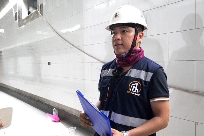 Theo ông Trịnh Quang Lợi, Giám sát dự án thuộc Ban quản lý dự án Cảng hàng không Phú Quốc (Tập đoàn Sun Group), tầng 1 tập trung các khu vực tiếp nhận và bảo quản nguyên liệu. Ông cho biết xe vận chuyển sẽ đi qua khu vực kiểm soát an ninh trước khi vào nhà máy, sau đó hàng hóa được đưa đến các kho tương ứng.