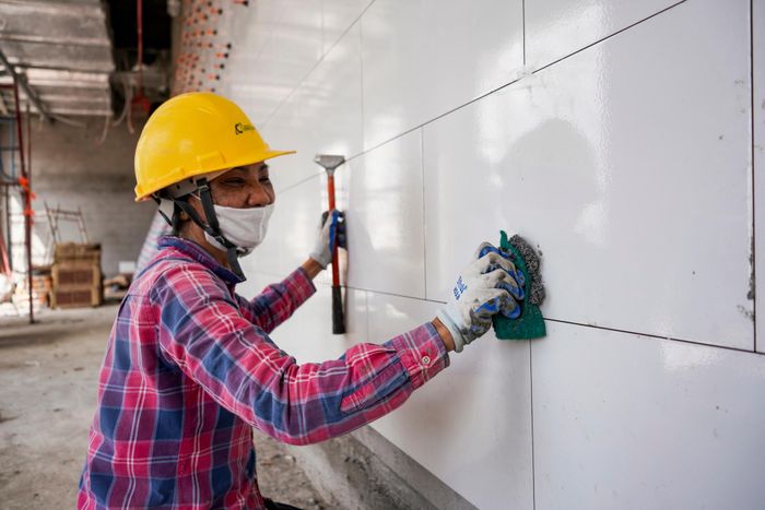 Qua ghi nhận, nhiều khu vực tại tầng 1 đã ốp gạch, trong khi một số vị trí đang được sơn và hoàn thiện nội thất.