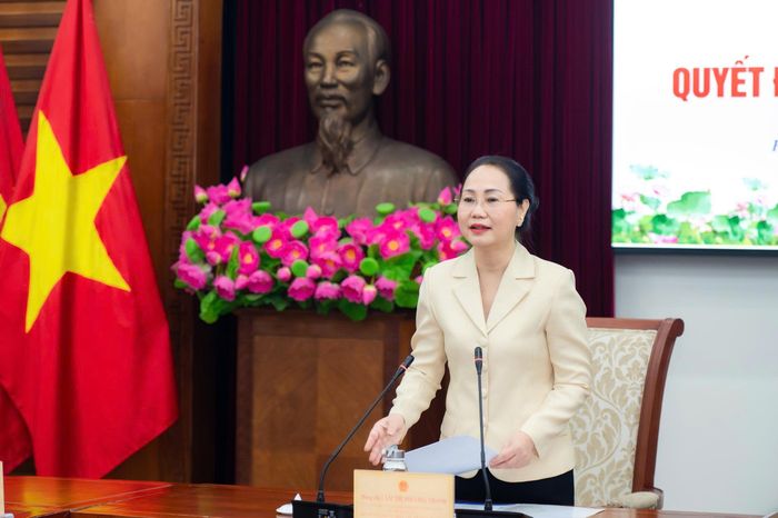  Bộ trưởng Bộ Văn hóa, Thể thao và Du lịch Lâm Thị Phương Thanh chúc mừng các cán bộ mới nhận quyết định bổ nhiệm. Ảnh: Đinh Hà. 