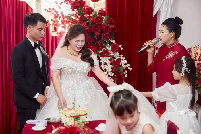 Thùy Linh xúc động khi mẹ chồng cũ dặn dò trong ngày cưới.
