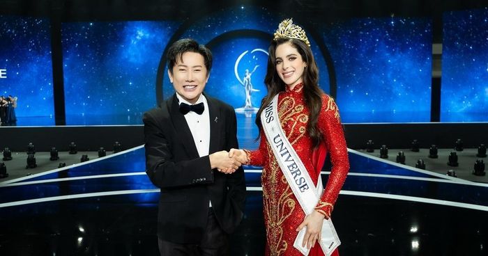 Ông Nawat và Hoa hậu Fátima Bosch tại đêm chung kết Miss Universe lần thứ 74. Ảnh: Fanpage Miss Universe Thailand.