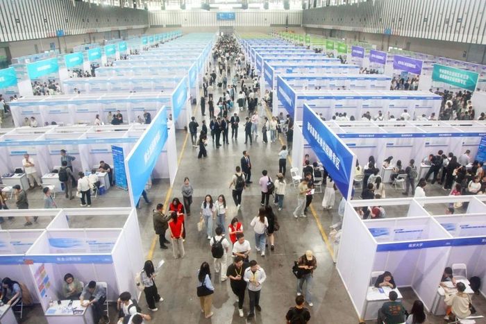  Hội chợ việc làm dành cho sinh viên tốt nghiệp đại học và nhân tài cấp cao tại Nam Kinh, tỉnh Giang Tô (Trung Quốc) ngày 20/9. Ảnh: Tân Hoa Xã. 
