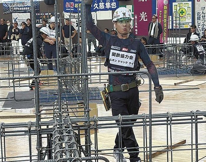  Anh Lương Đức Quý là người nước ngoài đầu tiên đứng nhất ở cuộc thi thuộc ngành xây dựng này. Ảnh: Kensetsu Tsushin Shimbun. 