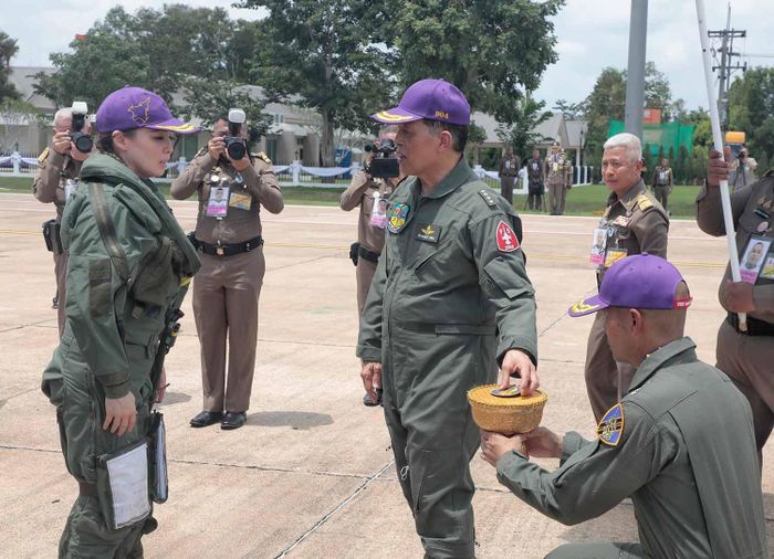  Nhà Vua cũng trao tặng và trực tiếp gắn lên trang phục của Hoàng hậu huy hiệu vàng Gripen Order, phần thưởng danh dự dành cho những phi công từng trực tiếp điều khiển dòng máy bay JAS 39 Gripen. 