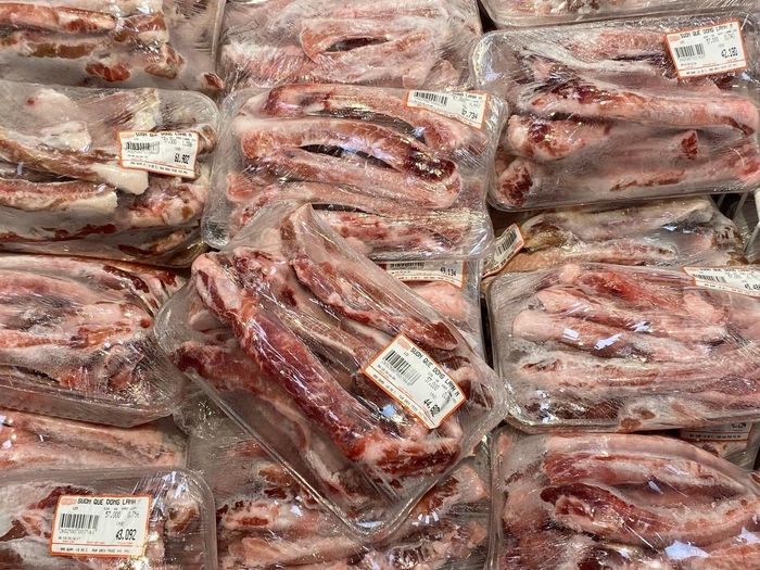 Các loại thịt heo, bò, gà, trâu, cừu nhập khẩu được bày bán tại nhiều siêu thị ở Việt Nam. Ảnh: Minh Châu.