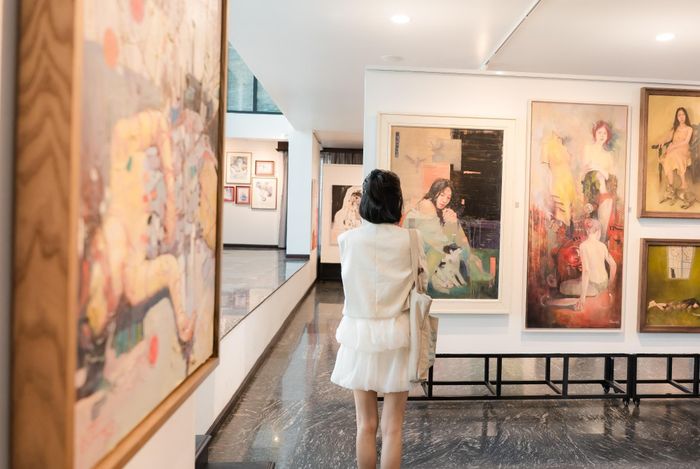  Các chương trình khác tập trung vào đời sống thường nhật như nguồn cảm hứng cho sự sáng tạo. Triển lãm "Invisible Reflection" (Phản chiếu vô hình) tại Vin Gallery quy tụ các nghệ sĩ trẻ cùng thể hiện những phản hồi về ký ức, đời sống gia đình, chuyến đi và trải nghiệm bình dị. Tại Nina Next Space, các buổi workshop, chiếu phim và hoạt động nghệ thuật thử nghiệm mở rộng hành trình khám phá thông qua thực hành, thảo luận và tương tác trực tiếp. 