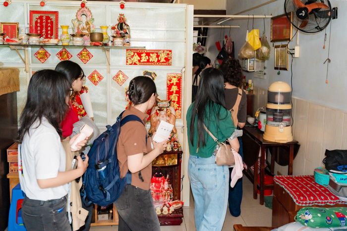  Cộng đồng đóng vai trò trung tâm trong nhiều sự kiện vệ tinh. Trong số đó, AD+ Studio mở cửa không gian làm việc để đón khách tham quan tại Hào Sĩ Phường, khu dân cư mang đậm dấu ấn văn hóa người Hoa. Hoạt động này khơi gợi suy ngẫm về mối quan hệ giữa thực hành sáng tạo, di sản địa phương và cư dân. 
