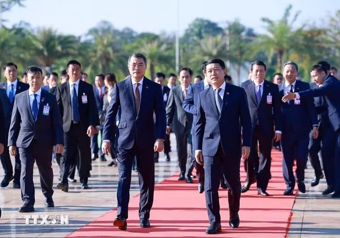 Sáng 9/10, trong khuôn khổ chuyến thăm chính thức Cộng hòa Dân chủ Nhân dân Lào, Thủ tướng Lê Minh Hưng và Thủ tướng Lào Saleumxay Kommasith đã tới thăm Công viên hữu nghị Lào - Việt Nam ở thủ đô Vientiane, dâng hoa tưởng niệm tại Tượng đài Chủ tịch Hồ Chí Minh vĩ đại, Chủ tịch Kaysone Phomvihane và Chủ tịch Souphanouvong, trồng cây lưu niệm tại Công viên, theo TTXVN.