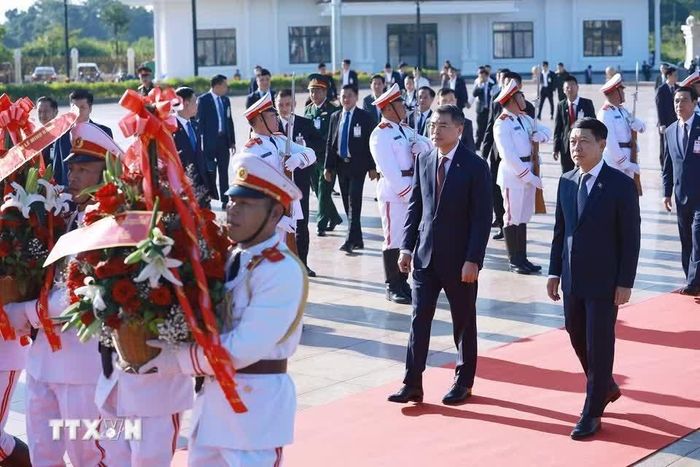 Thủ tướng Lê Minh Hưng và Thủ tướng Lào Saleumxay Kommasith cùng các đại biểu đã thành kính dâng hoa, bày tỏ lòng kính trọng, sự ngưỡng mộ, tri ân công lao to lớn của Chủ tịch Hồ Chí Minh vĩ đại, Chủ tịch Kaysone Phomvihane và Chủ tịch Souphanouvong kính yêu đối với sự nghiệp cách mạng của mỗi nước và trong việc đặt nền móng xây dựng, giữ gìn và phát triển mối quan hệ đoàn kết đặc biệt Việt Nam - Lào, Lào - Việt Nam.