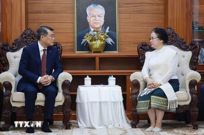 Cũng trong sáng 9/10, Thủ tướng Lê Minh Hưng đã tới thăm gia đình và dâng hương tưởng niệm cố Chủ tịch Quốc hội Lào Xaysomphone Phomvihane.
