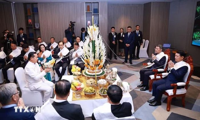 Trước đó, trong chương trình thăm chính thức Lào, tối 8/10, tại Thủ đô Vientiane, Thủ tướng Lê Minh Hưng và Thủ tướng Lào Saleumxay Kommasith dự Lễ buộc chỉ cổ tay theo phong tục truyền thống của Lào.