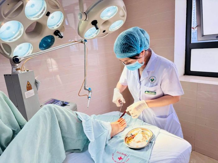  Bác sĩ xử lý phần móng bị tổn thương cho bệnh nhân. Ảnh: BVCC. 