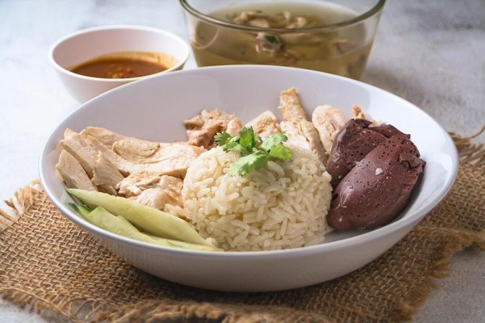  Cơm gà Hải Nam kiểu Thái, ăn kèm nội tạng gà. Ảnh: Thairath.